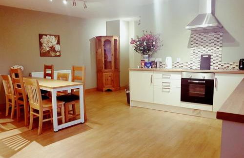 Yvi's 2-3 Bedroom Town Apartment - Foto 8