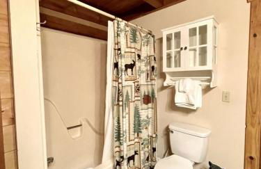 Leave the stress behind!- private hot tub, pet and motorcycle friendly, let peace and nature surround you! 2 Bedroom Home by RedAwning - Foto 22