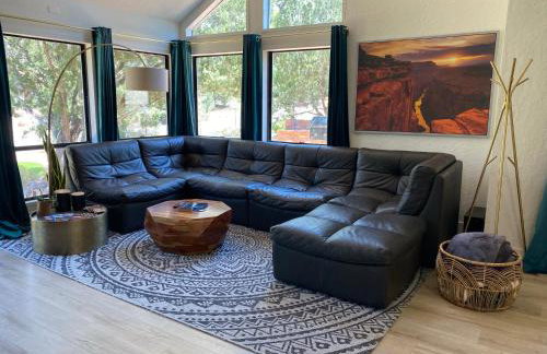 Luxe Boutique-Style Home w/Indoor Hot Tub - Foto 11