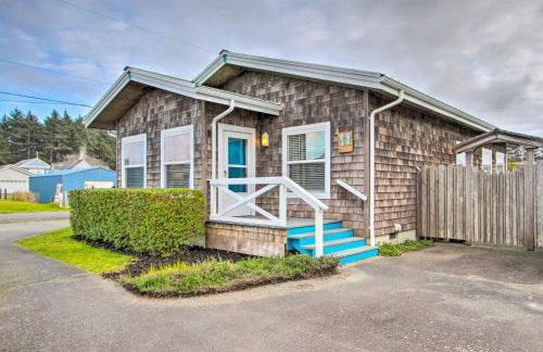 Steps to Beach! Airy Coastal Escape with Deck - Foto 1