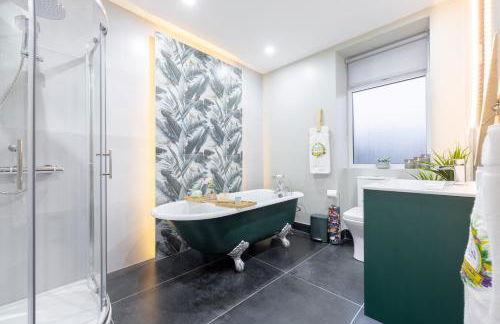 The Secret Garden, Donaghadee - The Hideaway - Stylish 5-Beds, and Lavish 3-Bedrooms - Guests 7 - Super Fast Speed Wi-FI - Foto 22