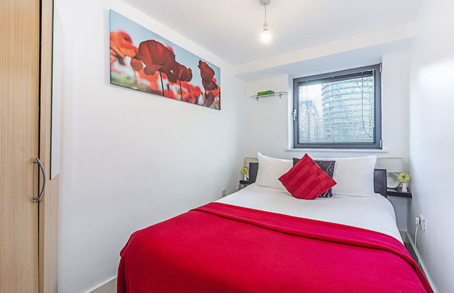 Canary Wharf Luxury Apartments - Photo 17