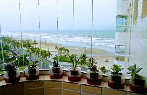 Prédio com piscina na cobertura frente ao mar,apartamento para até 6 pessoas e 3 crianças até 8 anos, churrasqueira na sacada, Wi-Fi grátis, rede de proteção, NÃO oferecemos roupas de cama e banho, 1 vaga de garagem, na Praia Grande-Vila Mirim - Foto 15