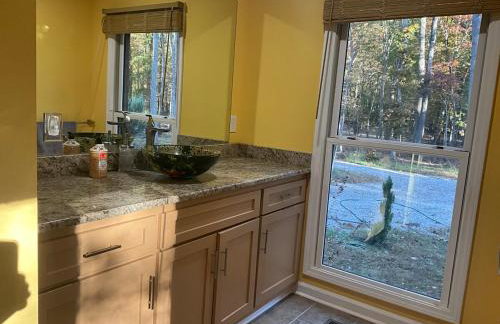 Quiet Forest Vacation home on a Private Road with Spacious Patios, Fire pit, Pet friendly and a Private pool - Foto 31