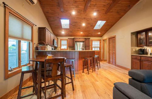 King Bed, Putt-Putt w/ Hot Tub, & Other Games - Foto 14