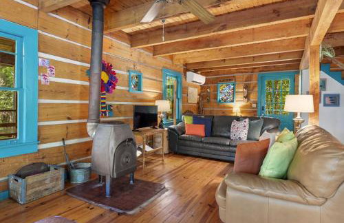 Beautiful Rustic Cabin Surrounded by Nature with Incredible Views and a Wrap-Around Deck for an Amazing Glamping Experience in Marshall, NC - Foto 10