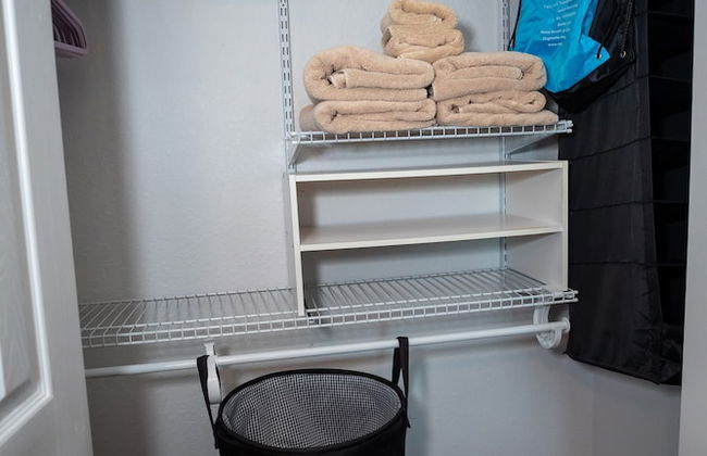 Gorgeous Urban Oasis W/hot Tub, Heated Pool And Private Movie Theater 3 Bedroom Home by RedAwning - Foto 16