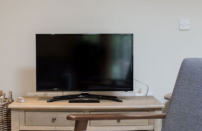 JOIVY Stunning 3 Bed Lodge With Gardens At Gilmerton House - Photo 16