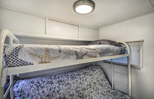 Coastal PNW Gem with Hot Tub - Walk to Beach! - Foto 10