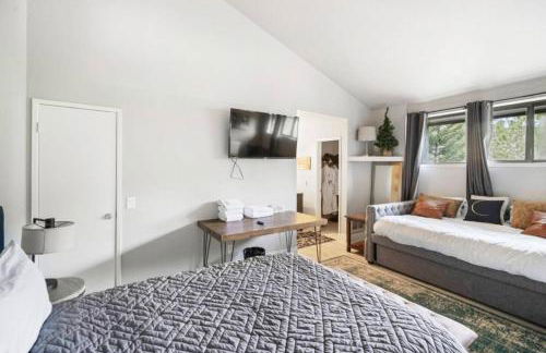 Guest Favorite Spacious Remodeled 2 Bdrm 2 Ba Mountain Views - Photo 35