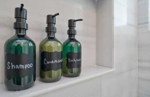 Boho House - Stylist Home with Parking and large Yard - Foto 14