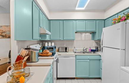 Steps from the Sand Bright Coastal Stay w Pool Access Coastal Hideaway by AvantStay - Foto 12