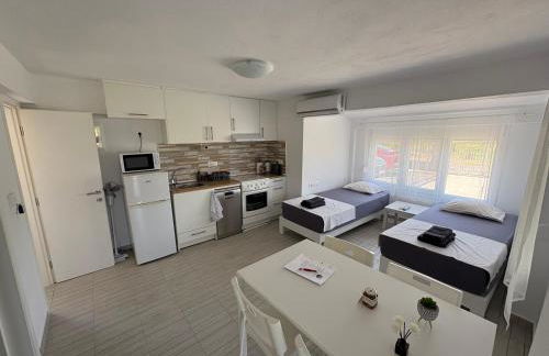 Sapphire Apartment , Beachfront Family Apartment for 4 with Private Garden, 1-Minute Walk to the Beach - Foto 7