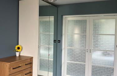 The Plum Tree - 5 luxury modern bedrooms - Photo 2