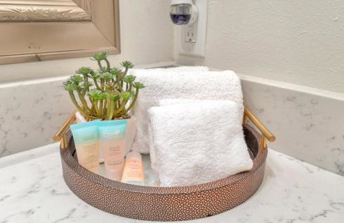 AccessibleGem 3BR Jacuzzi & Air Hockey Sleeps 13 Chinatown - Foto 43