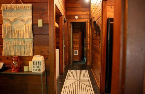 Mid-century Cabin Hideaway - Hot Tub & Fire Pit - Foto 39