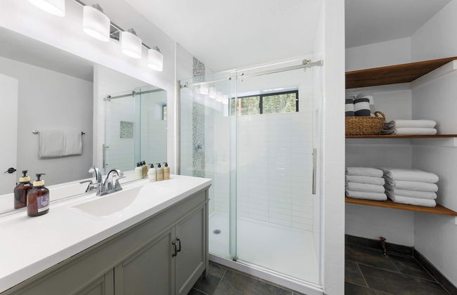 Bright & Modern Cabin Luxury Home in Carnelian Bay! - Foto 17