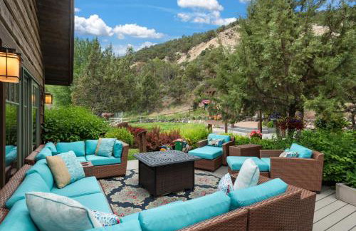 Luxe Artful Mountain Retreat with 4 King Suites, 8 Person Hot Tub and 3 Decks - Foto 33