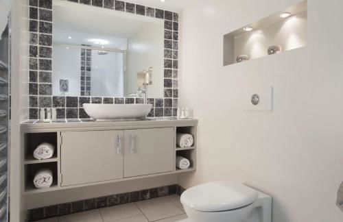 Broad Meadows Farmhouse 12 Guests - Photo 32