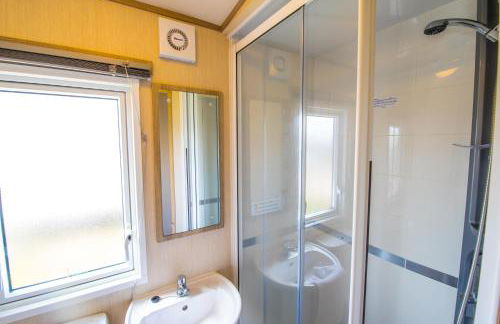 River Lodge Platinum Plus Holiday Home with River Views, Free Wifi & Netflix - Foto 7