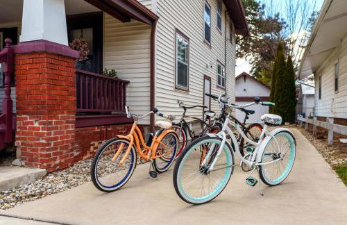 King Bed, Stocked Kitchen, Easy Driveway Parking, 2mi to Downtown & Coliseum - Foto 57