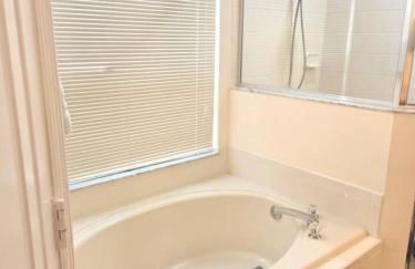 Joyful and Bright 4 Bedroom 3 Bathroom Pool Home - Foto 48