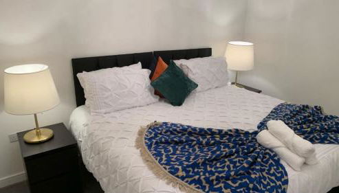 LUXURY 3 BED HOME with MULTIPLE FREE PARKING BAYS Early Check-in Late Check- Out Allowed - Foto 2