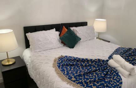 LUXURY 3 BED HOME with MULTIPLE FREE PARKING BAYS Early Check-in Late Check- Out Allowed - Foto 2