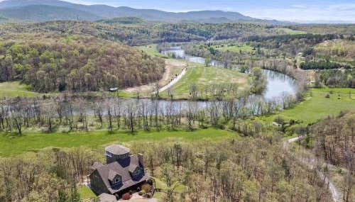 Riverbend Lodge Spacious Riverfront Home with Hot Tub Pool & Mountain view - Foto 2