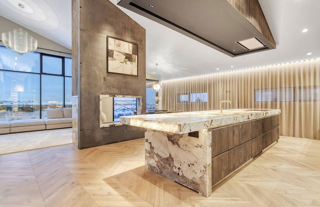 Glamorous & Stylish Getaway - Photo 18