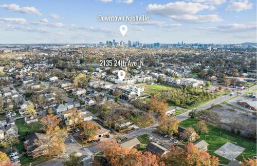 Private Home with Rooftop Game Room near Downtown - Foto 67