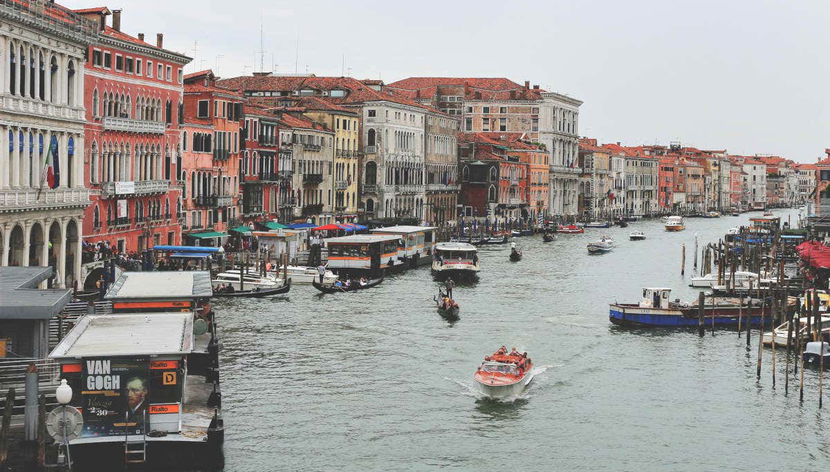 Navegando por el Gran Canal de Venecia