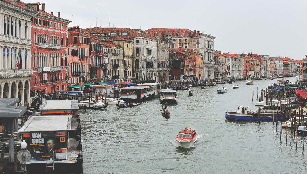 Navegando por el Gran Canal de Venecia