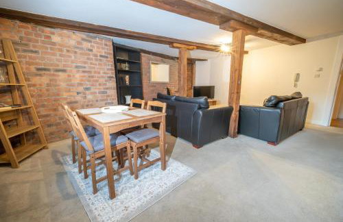 Rustic 2BR Loft Exposed Brick & Beams - Foto 6