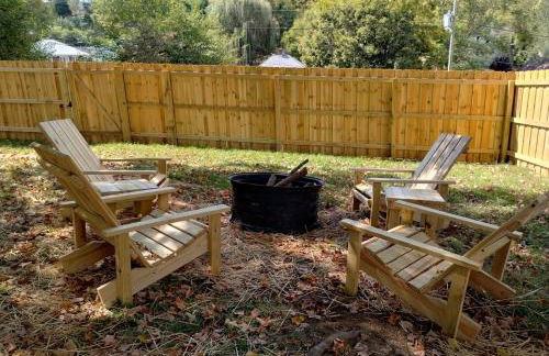 The Bluebird Guesthouse *walk to downtown* - Photo 51