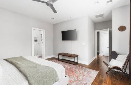 Modern Luxury with Rooftop Deck, 3 mi to Downtown - Foto 19