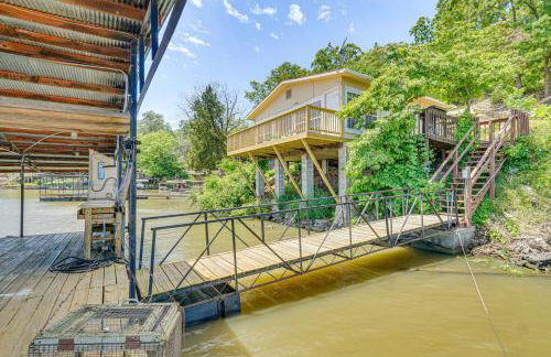 Deck with Covered Dock! Lakefront Ozark Cottage - Foto 21