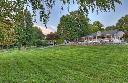 Lakefront Home w Pool, Dock, Fire Pit & Game Room Sip, Sip Away by Avantstay - Foto 36