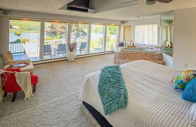 Lakehouse w Private Beach Bar Lg Deck Dock - Photo 15