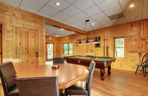 Astounding River View - Outdoor Hot Tub, Volleyball Net, Game Room + More! - Foto 17