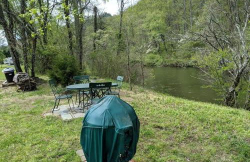 Rustic Cabin Rental near Asheville Perfect for a Weekend Getaway on Tuckasegee River - Foto 11