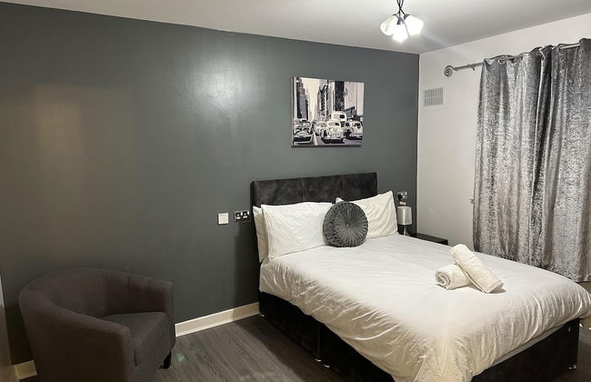 Remarkable 2-bed Apartment in Wolverhampton - Photo 3