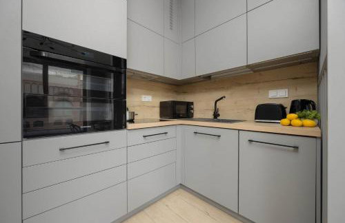 Metro Wola Apartment with Parking & AC next to Warsaw Rising Museum by Noclegi Renters - Foto 11