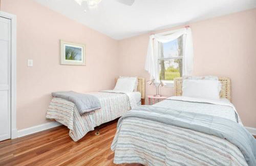 Cozy cottage w creekside fire pit & patio - Foto 25