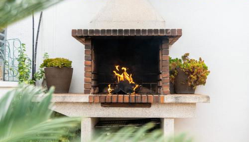 "Charm & Cozy 4BR - 3BA with Pool & Barbecue" - Photo 4