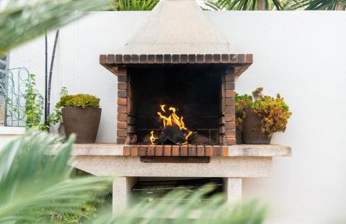 "Charm & Cozy 4BR - 3BA with Pool & Barbecue" - Photo 4