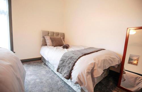 Dixon House, Sleeps 6, Free Parking, Long or Short Stays - by NMB Property - Photo 27