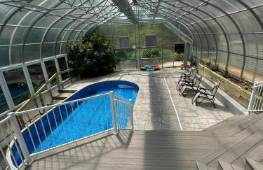 Majestic Cottage Estate with Indoor Heated Pool - Foto 7