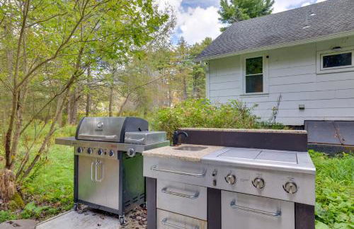 Explore the Poconos! Cozy Creekside Cabin with Patio - Foto 33