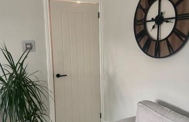 Brand New 2 Bed House - Sleeps 4 - Free Parking - Near HS2 & Drayton Manor - Photo 4